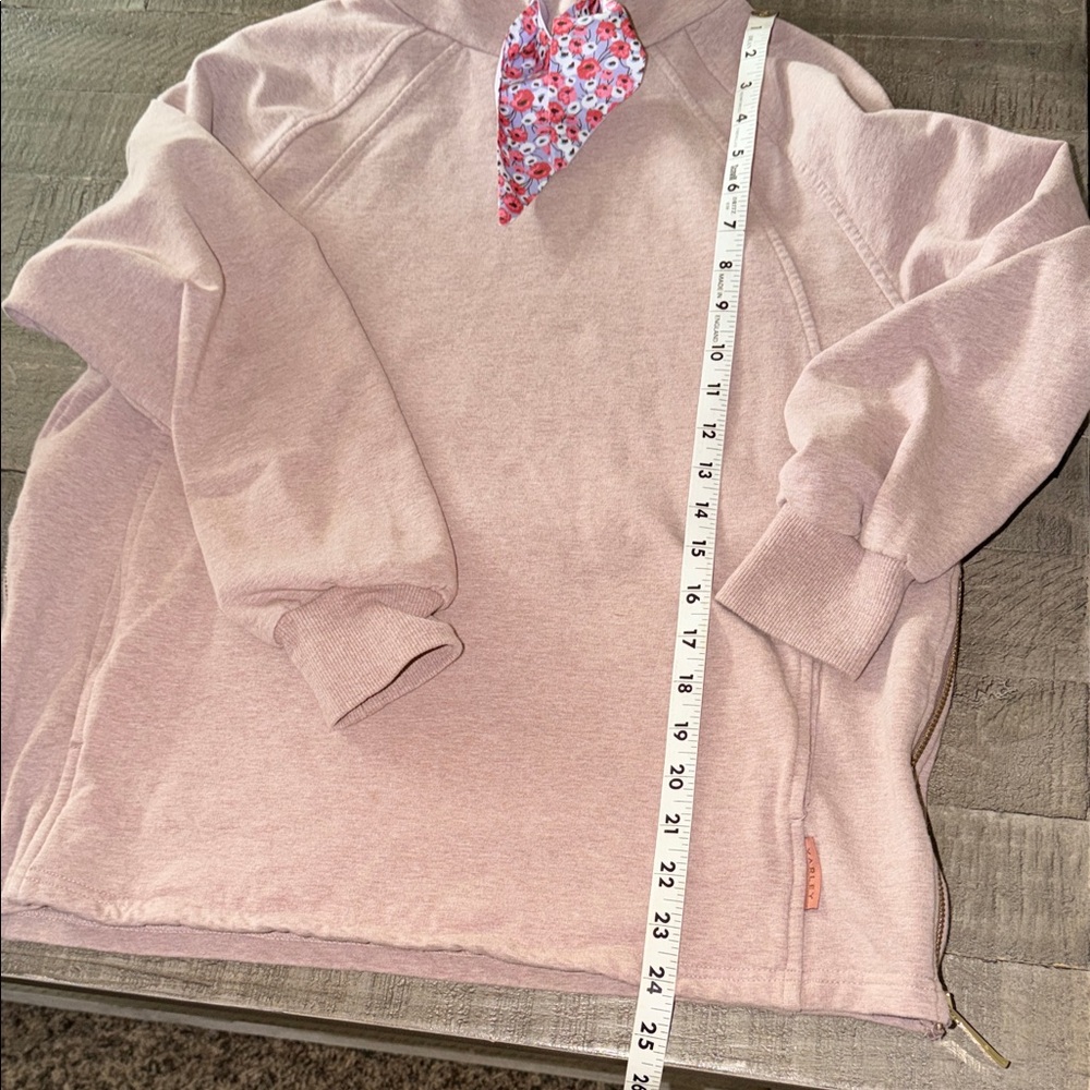 Varley Cozy sweatshirt with a floral accent scarf. Perfect for casual wear. smal - Picture 6 of 11
